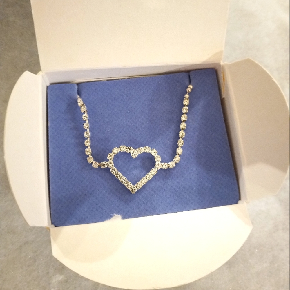 Avon: sparkling chain with rhinestone heart accent